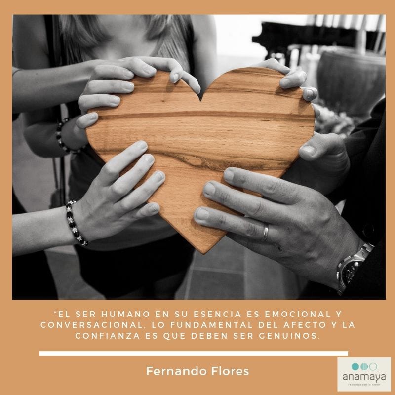 Cuatro manos, cada una de una persona diferente, sostienen juntas un corazón de madera. El texto debajo de la imagen analiza la importancia del afecto genuino y la confianza en la esencia humana emocional y conversacional, así como también cómo el aprendizaje compartido puede fortalecer estos vínculos.