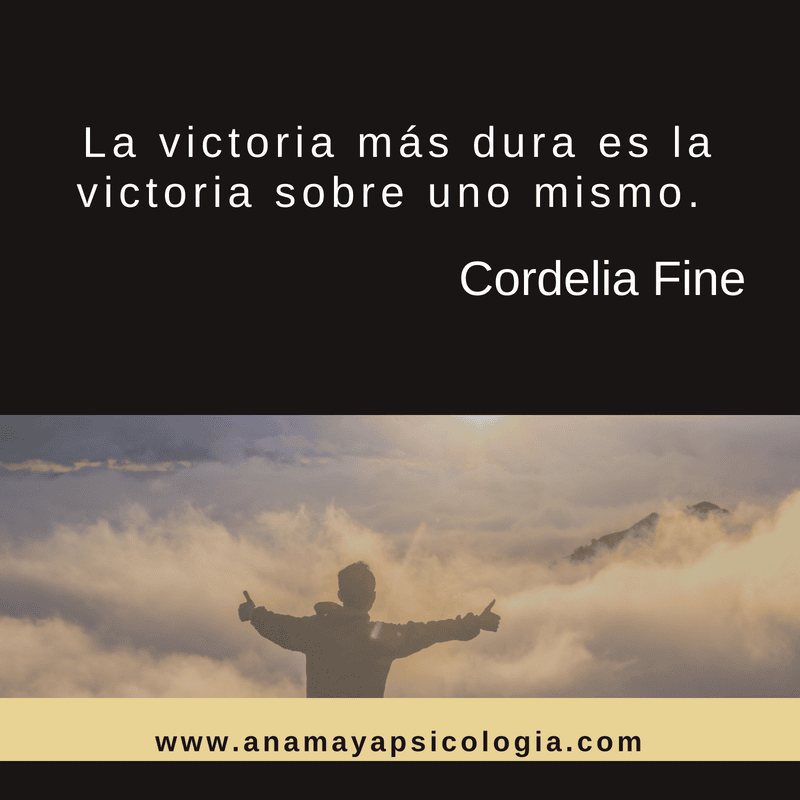 Una cita en español dice: "La victoria más dura es la victoria sobre uno mismo", de Cordelia Fine, superpuesta a una imagen de una persona de pie con los brazos extendidos sobre las nubes. Este poderoso mensaje resuena con la idea de dominar la propia mente y sus propósitos. Enlace al sitio web a continuación: www.anamayapsicologia.com.