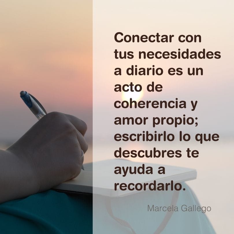 Una persona escribe en un cuaderno con una puesta de sol de fondo. La superposición de texto en español fomenta la autorreflexión diaria sobre el amor propio y la coherencia, especialmente útil durante la vuelta a la rutina después del verano.