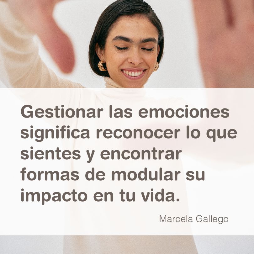 Mujer sonriendo con los ojos cerrados y los brazos levantados; el texto en español sobre Gestionar las emociones se superpone a la imagen.