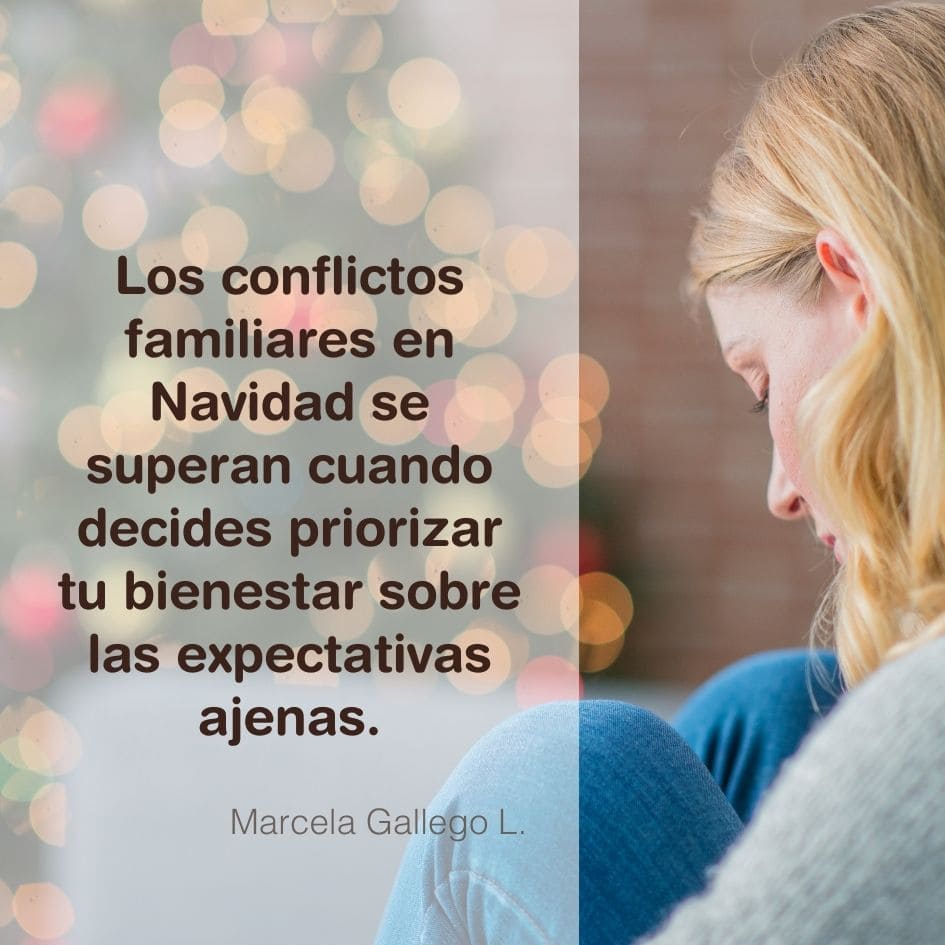 Una mujer se sienta pensativamente con luces navideñas borrosas detrás de ella, reflexionando sobre "conflictos familiares en Navidad" en esta superposición de texto en español de Marcela Gallego L.