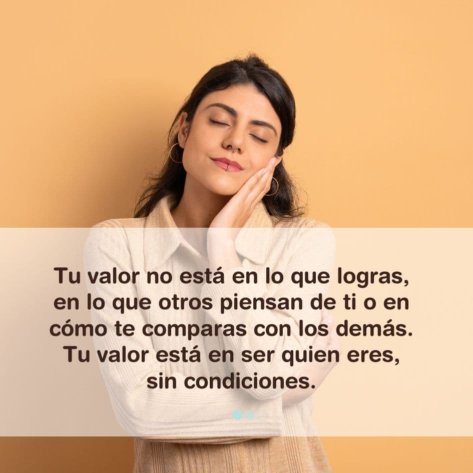 Una mujer con los ojos cerrados apoya la cabeza sobre las manos sobre un fondo de color melocotón. El texto sobre la imagen en español habla de la autoestima y de aceptarse a uno mismo sin condiciones para un auténtico cambio personal.