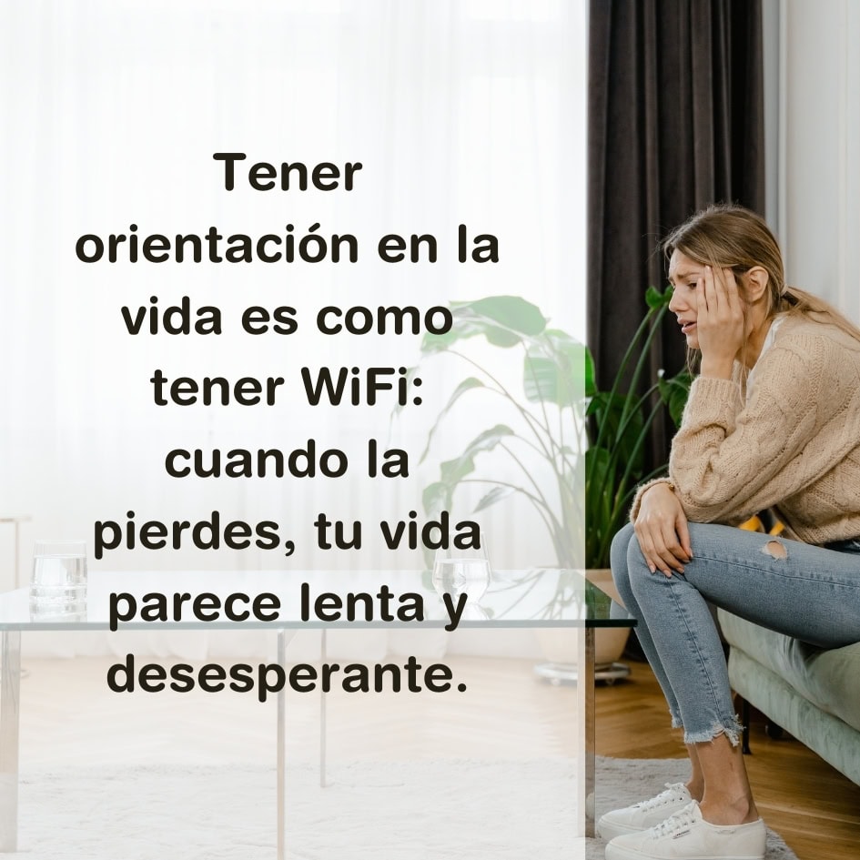 Una mujer se sienta en un sofá y mira pensativa, buscando orientación en la vida. Hay una planta a su lado. El texto en español sobre la imagen sobre la vida y el WiFi nos recuerda que encontrar una dirección ayuda a ganar control sobre tu futuro.