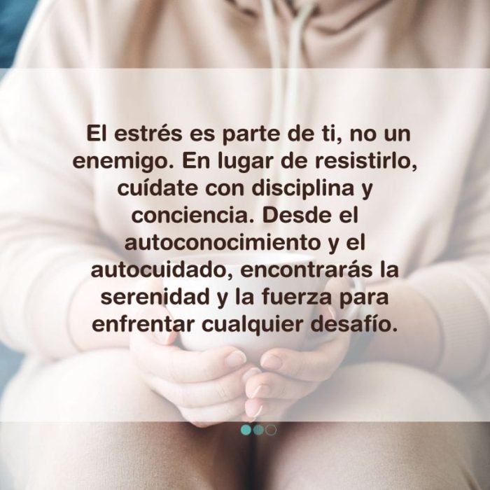 Persona vestida de color beige que sostiene sus manos juntas con una superposición de texto en español sobre el manejo del estrés a través de la autoconciencia, el autocuidado y herramientas para reducir el estrés.